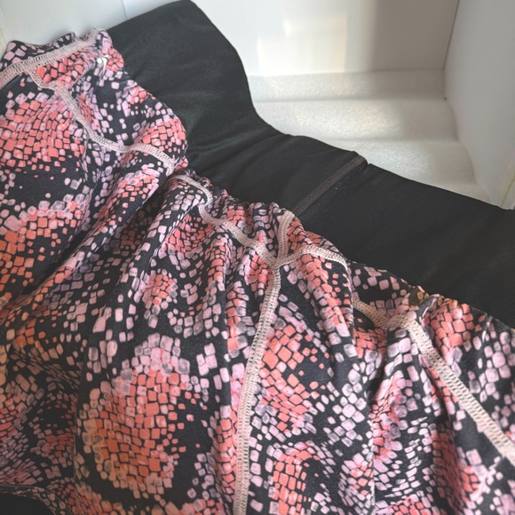 Fabletics Olesia Shine Short, Black Shine/Byzantine Posie - Picture 4 of 6